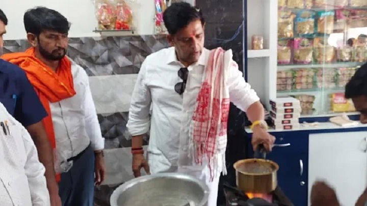 Gorakhpur: Before the elections, MP Ravi Kishan made tea, said - service to the public is paramount.