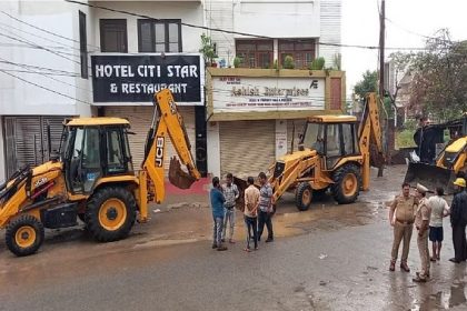 Bareilly Bulldozer runs on the hotel-office of Rajiv Rana