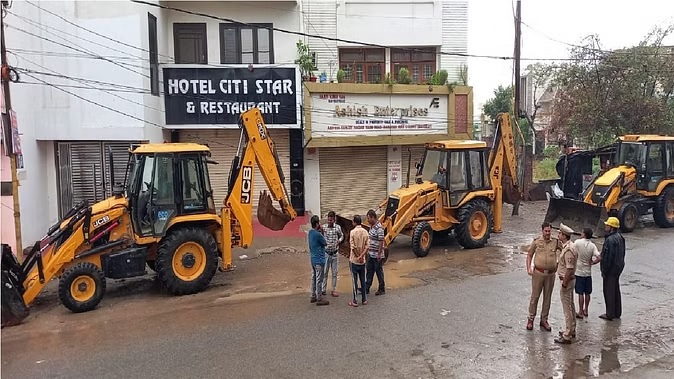 Bareilly Bulldozer runs on the hotel-office of Rajiv Rana