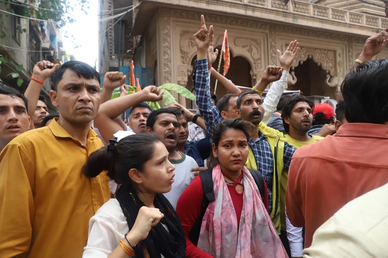 Sacked bus marshals reached the place where Atishi was on hunger strike