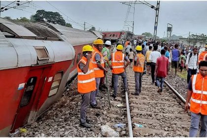 18 coaches of Mumbai-Howrah Mail derailed in Jharkhand