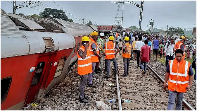 18 coaches of Mumbai-Howrah Mail derailed in Jharkhand