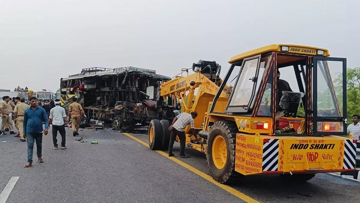 Horrific accident on Lucknow-Agra Expressway