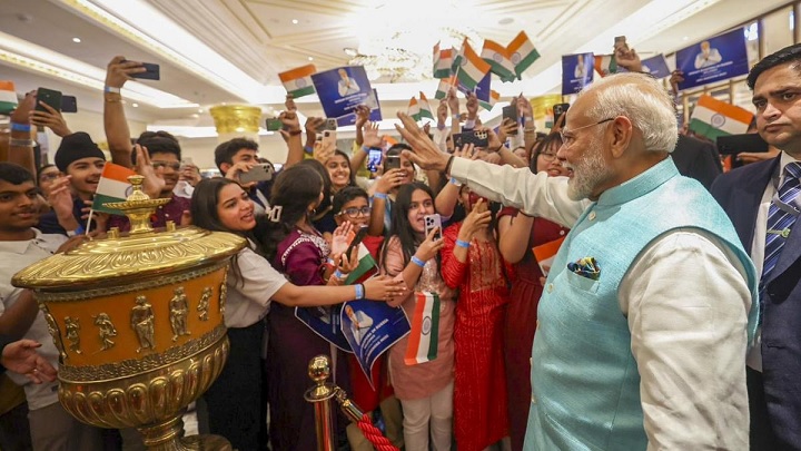 PM Modi met Indians in Moscow today