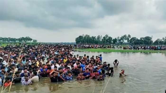 Bangladeshi Hindus standing in water and pleading with BSF