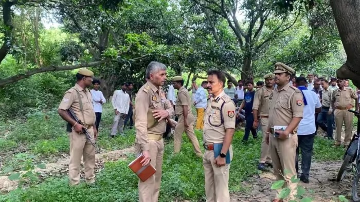 Bodies of two girls found hanging from a tree with a dupatta in Farrukhabad