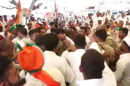 Congress workers clashed in front of senior leaders in UP