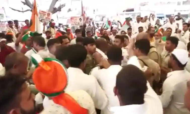 Congress workers clashed in front of senior leaders in UP