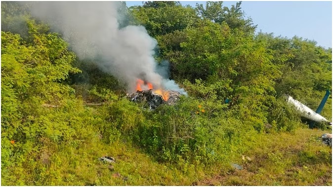 Helicopter crashes in Pune