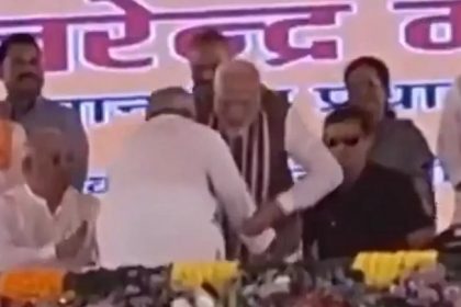 CM Nitish arrived and touched PM Modi feet