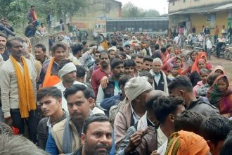 Long queues for fertilizers in UP