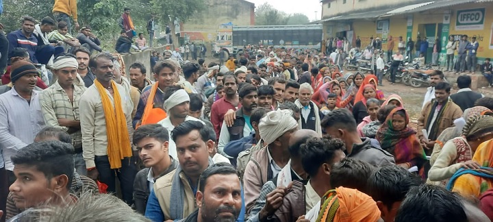 Long queues for fertilizers in UP