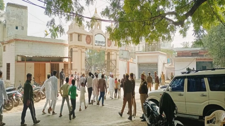 Students protest against the gathering of Namazis in UP College of Varanasi