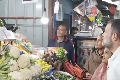 Rahul Gandhi reached vegetable market