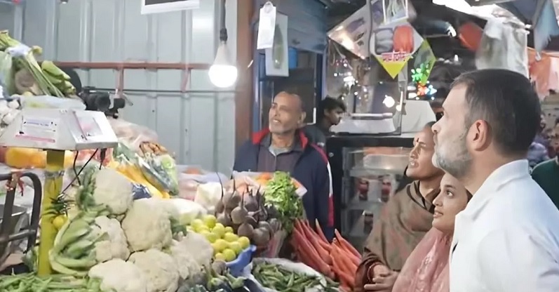 Rahul Gandhi reached vegetable market