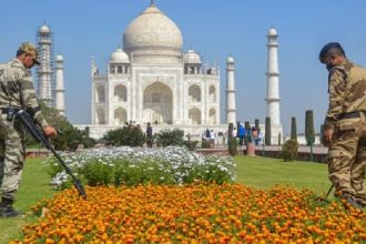 Threat to bomb Taj Mahal