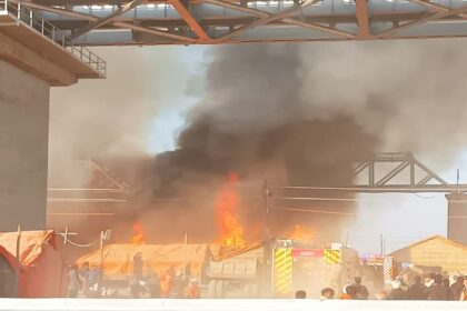 mahakumbh-fire-:-आग-लगने-के-बाद-ब्लास्ट-करने-लगे-सिलिंडर,-पूरे-महाकुंभ-मेले-में-मची-अफरातफरी