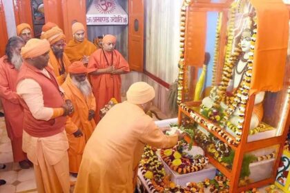 CM Yogi offered Khichdi at Gorakhnath temple