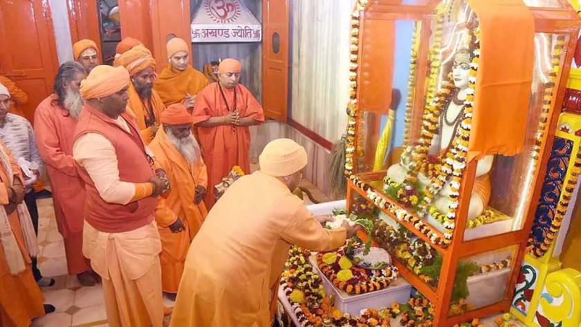 CM Yogi offered Khichdi at Gorakhnath temple