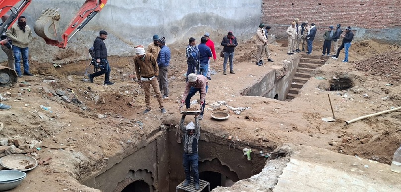 Poisonous gas came out from the stepwell in Sambhal