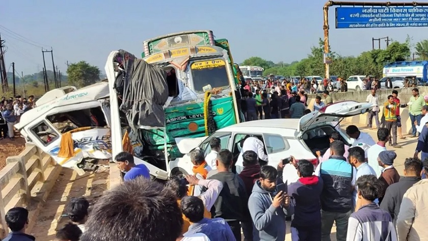 Jabalpur A traveler returning from Maha Kumbh collided with a truck