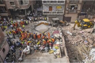 दिल्ली-के-मुस्तफाबाद-में-ताश-के-पत्तों-की-तरह-गिरी-बिल्डिंग,-11-पहुंची-मरने-वालों-की-संख्या