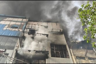 दिल्ली-में-लॉरेंस-रोड-पर-बनी-जूता-फैक्ट्री-में-भीषण-आग,-दमकल-की-14-गाड़ियां-मौके-पर-मौजूद