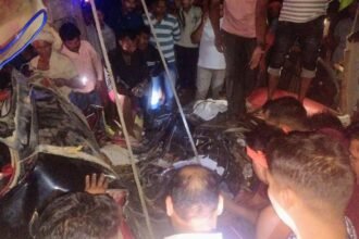 कुशीनगर-में-ब्रेजा-की-हुई-पेड़-से-भयानक-टक्कर,-6-लोगों-की-मौके-पर-ही-हुई-दर्दनाक-मौत;-2-लोग-घायल