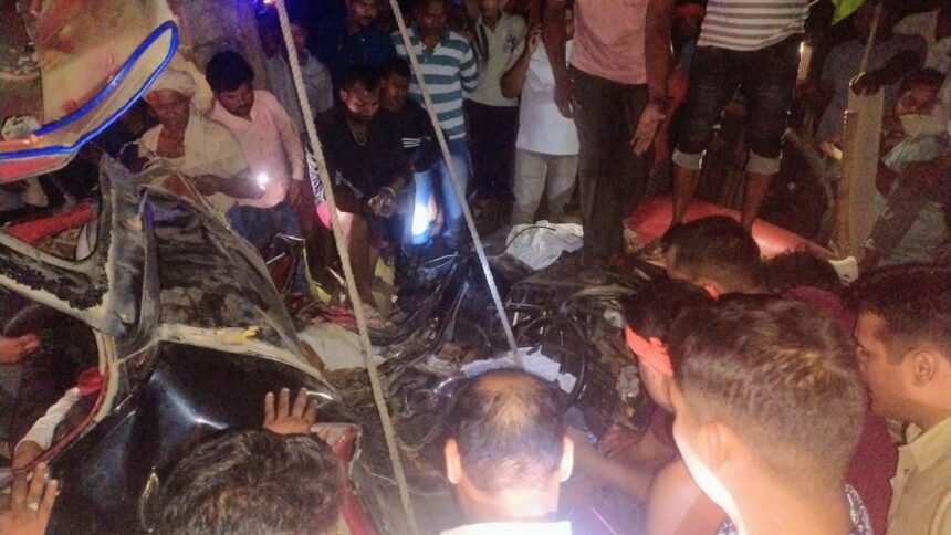 कुशीनगर-में-ब्रेजा-की-हुई-पेड़-से-भयानक-टक्कर,-6-लोगों-की-मौके-पर-ही-हुई-दर्दनाक-मौत;-2-लोग-घायल
