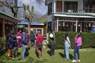 पुणे-के-500-से-ज्यादा-टूरिस्ट-जम्मू-कश्मीर-में-फंसे,-जल्द-से-जल्द-लौटना-चाहते-हैं-घर