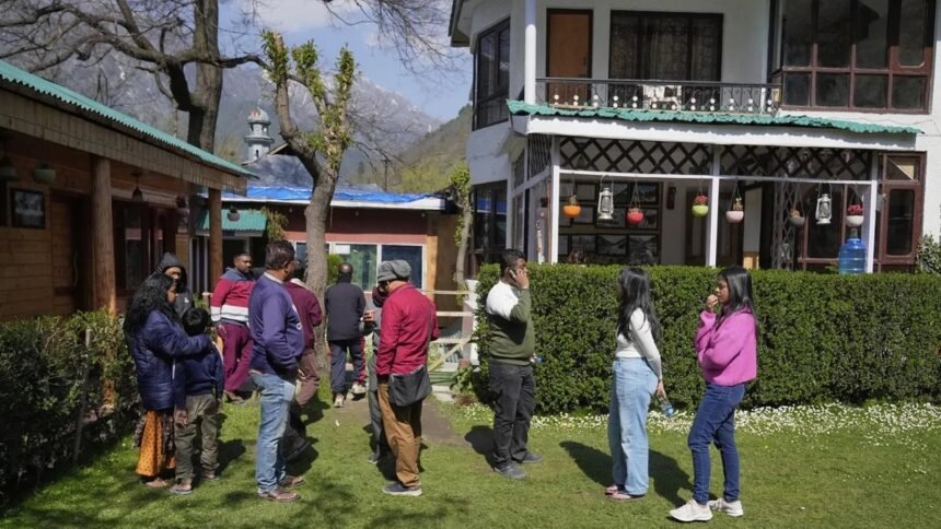 पुणे-के-500-से-ज्यादा-टूरिस्ट-जम्मू-कश्मीर-में-फंसे,-जल्द-से-जल्द-लौटना-चाहते-हैं-घर