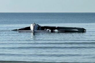 थाईलैंड-में-हादसे-के-बाद-पतंग-की-तरह-लहराते-हुए-समंदर-में-गिरा-विमान,-देखें-video