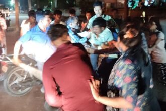 chandausi-video:-भाई-के-साथ-घर-जा-रही-बहन-पर-कसी-फब्तियां,-दो-पक्षों-में-मारपीट,-एक-घंटे-तक-लगा-जाम