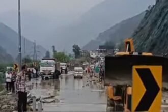 जम्मू-कश्मीर-में-फिर-फटा-बादल,-भूस्खलन-से-जनजीवन-हुआ-अस्त-व्यस्त,-कई-जिलों-में-भारी-बारिश-और-तूफान