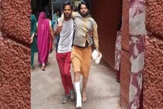 up:-ये-है-आगरा-के-जिला-अस्पताल-का-हाल…नहीं-मिल-रही-व्हीलचेयर,-कंधों-पर-व्यवस्था