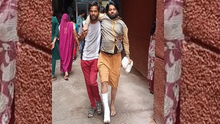 up:-ये-है-आगरा-के-जिला-अस्पताल-का-हाल…नहीं-मिल-रही-व्हीलचेयर,-कंधों-पर-व्यवस्था