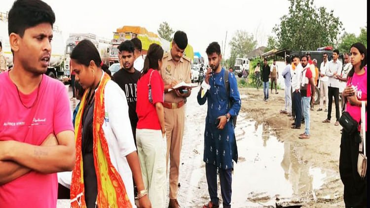fatehpur:-पुलिस-जीप-सवारों-के-कंटेनर-रोकवाने-से-बरातियों-की-बस-भिड़ी,-20-लोग-घायल