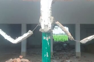 up-news:-पीलीभीत-में-नोटिस-के-बाद-खुद-ही-मस्जिद-को-तोड़ने-लगे-लोग,-पट्टे-की-जमीन-पर-कराया-था-निर्माण