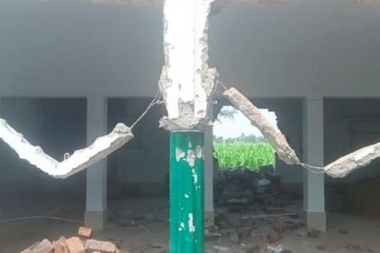 up-news:-पीलीभीत-में-नोटिस-के-बाद-खुद-ही-मस्जिद-को-तोड़ने-लगे-लोग,-पट्टे-की-जमीन-पर-कराया-था-निर्माण