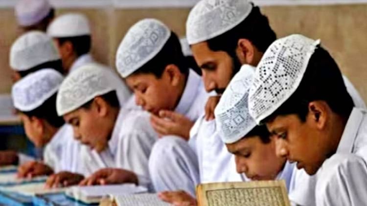 up-madrasa:प्रदेश-के-मदरसों-के-पाठ्यक्रम-में-होगा-बदलाव,-गणित-और-विज्ञान-विषय-होंगे-शामिल;-गठित-की-जाएगी