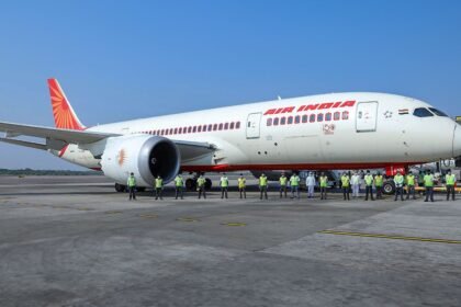 हवाई-यात्रा-के-दौरान-भूलकर-भी-न-बोलें-ये-शब्द,-हो-सकती-है-कानूनी-कार्रवाई