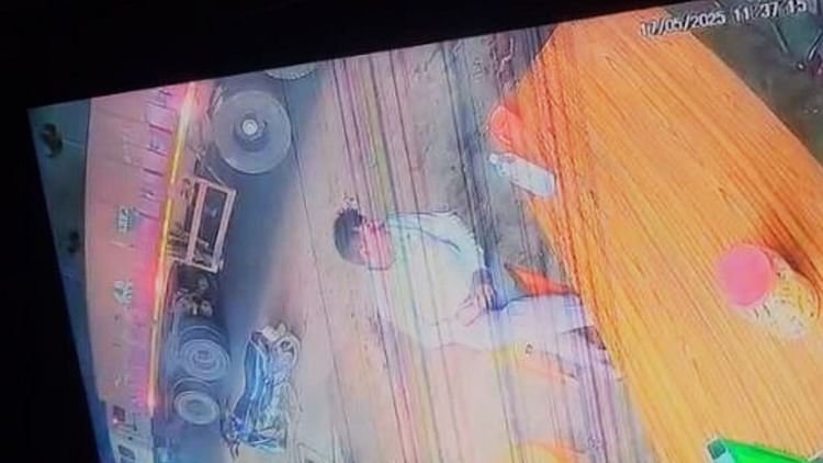 up-encounter:-जौनपुर-में-सिपाही-की-हत्या-करने-वाला-बदमाश-मुठभेड़-में-ढेर,-दो-साथी-घायल-और-दो-फरार
