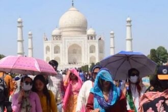 taj-mahal:-भीषण-गर्मी-में-भी-ताज-की-दीवानगी…निशुल्क-मिला-प्रवेश,-तो-उमड़-पड़ी-पर्यटकों-की-भीड़