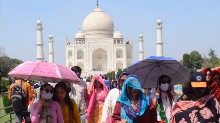taj-mahal:-भीषण-गर्मी-में-भी-ताज-की-दीवानगी…निशुल्क-मिला-प्रवेश,-तो-उमड़-पड़ी-पर्यटकों-की-भीड़