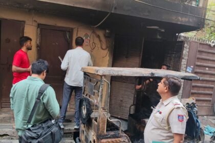 दिल्ली:-चार्जिंग-के-दौरान-ई-रिक्शा-में-लगी-आग,-दम-घुटने-से-6-की-हालत-बिगड़ी;-अस्पताल-में-भर्ती