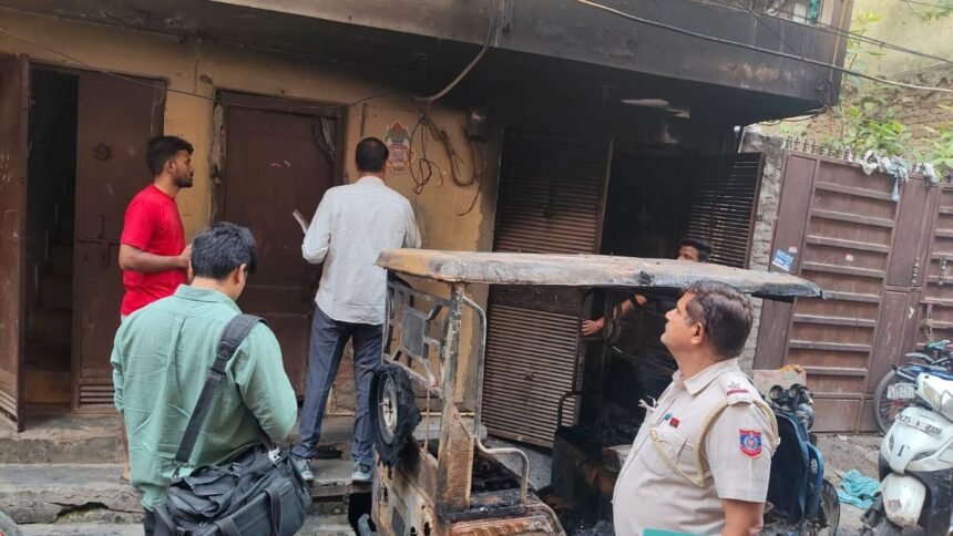 दिल्ली:-चार्जिंग-के-दौरान-ई-रिक्शा-में-लगी-आग,-दम-घुटने-से-6-की-हालत-बिगड़ी;-अस्पताल-में-भर्ती