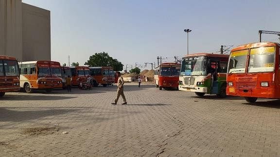 up-roadways:-आईएसबीटी-से-नोएडा-के-लिए-रात्रिकालीन-बस-सेवा-नहीं…आखिरी-गाड़ी-रात-8-बजे,-फिर-सुबह-का-इंतजार