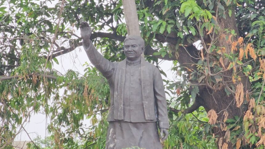 अरे-ये-क्या!-अनावरण-से-पहले-ही-पूर्व-cm-अजीत-जोगी-की-मूर्ति-गायब,-समर्थकों-ने-काटा-बवाल