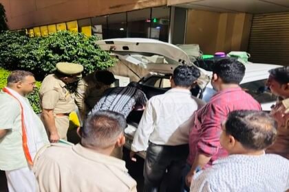 up:-चांदी-व्यवसायी-की-कार-से-बरामद-हुई-इतनी-रकम,-गिनते-गिनते-थक-गए-आयकर-अधिकारी;-मंगानी-पड़ी-नोट-गिनन