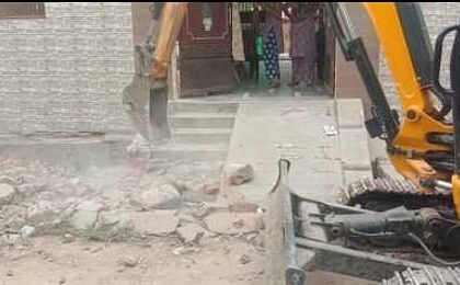 agra:-आगरा-नगर-निगम-की-कार्रवाई,-खुद-न-हटाए-रैंप-तो…बुलडोजर-से-कर-दिए-गए-ध्वस्त